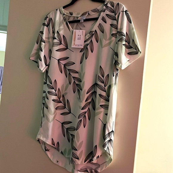 LuLaRoe Tops - NWT Lularoe Iris Tunic Top Size M Mint/Black/White V-Neck, Leaves Pattern